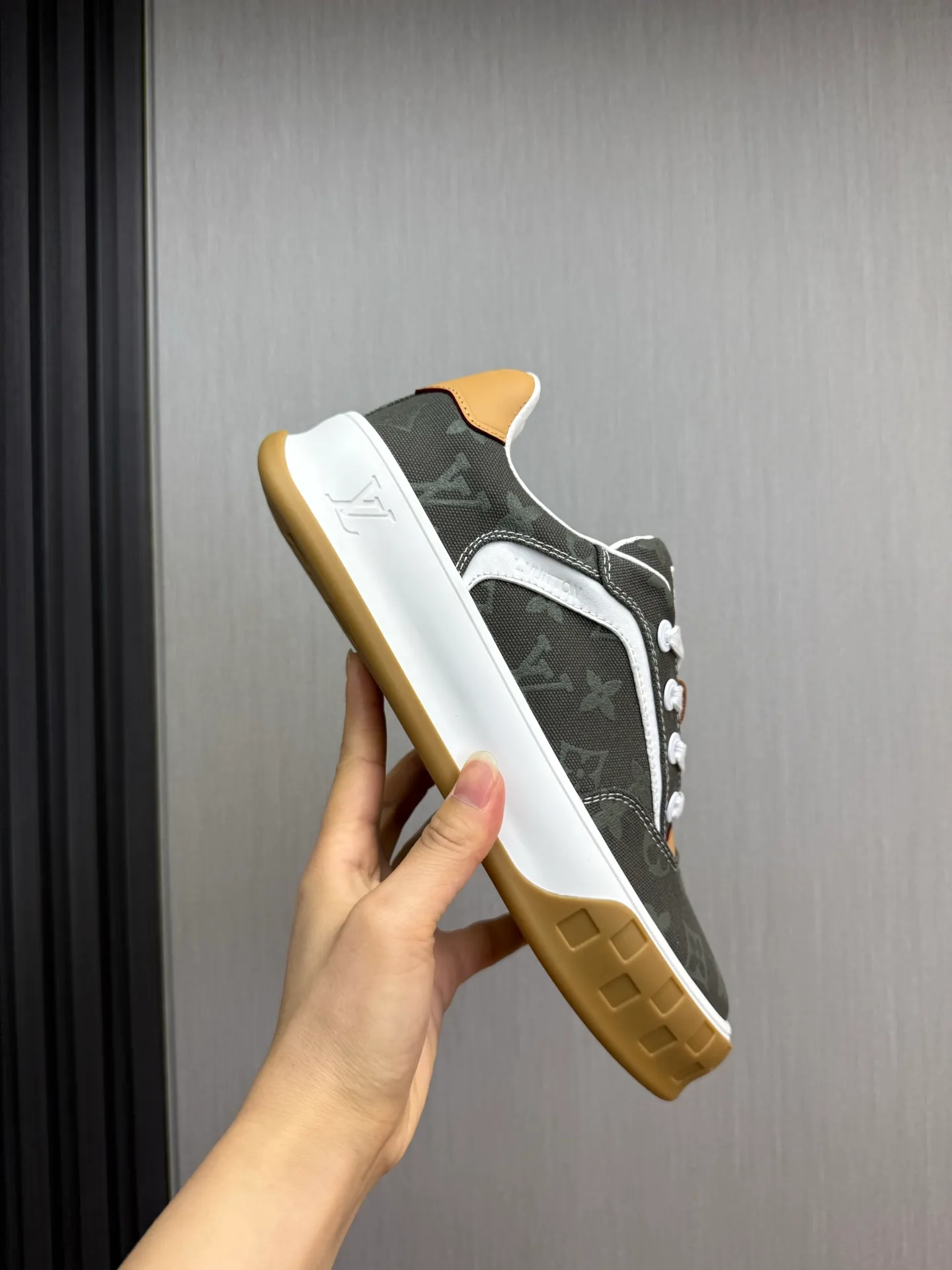 Men's shoes 620💰 Lv. Top purchasing agent🇮🇹 Louis Vuitton, sports sneakers counter synchronization, uppers imported from Italy, high-quality splicing and complex handicrafts, imported mesh pads are soft and comfortable, soles: original factory special soles, TPU exclusive movable molded soles super comfortable, original factory single goods, 🔍🔍high quality, you can enter and exit the counter at will, welcome to compare, code number 38-44 (customized 38.45)